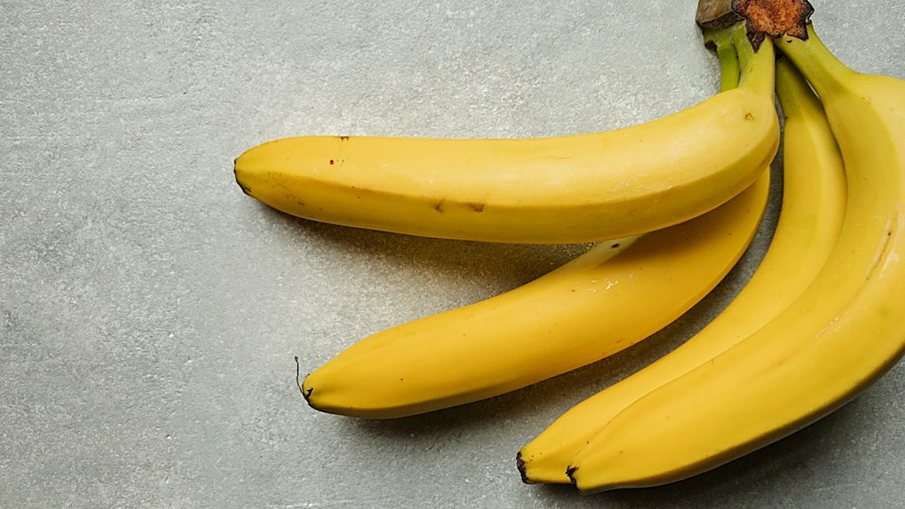 Banana pode, mas com medida. Veja quantas rodelas dar conforme o porte do cachorro, quantas vezes por semana e quando…
