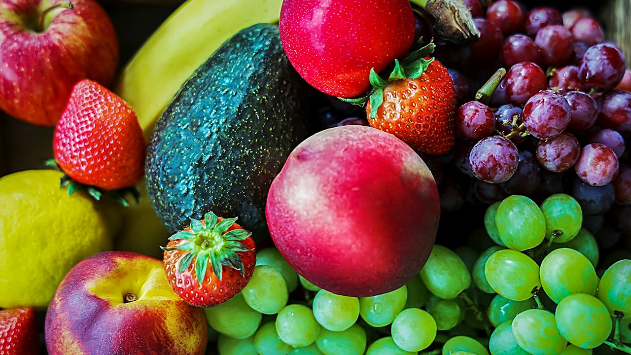 Veja quais frutas o cachorro pode comer, quais são perigosas (uva, abacate, caroços), como cortar e quanto dar…