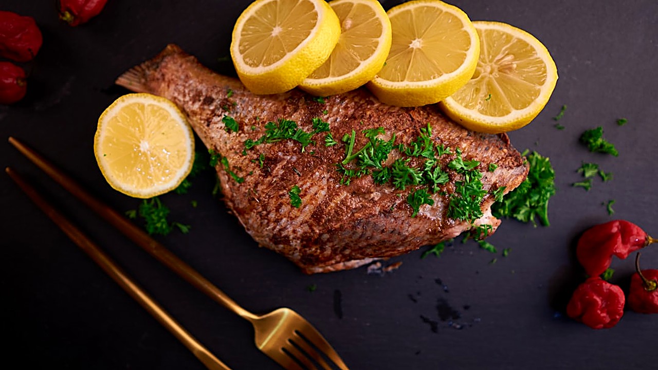 Aprenda a incluir peixe na alimentação do seu cachorro sem riscos. Saiba quais tipos são seguros, quantidades ideais…