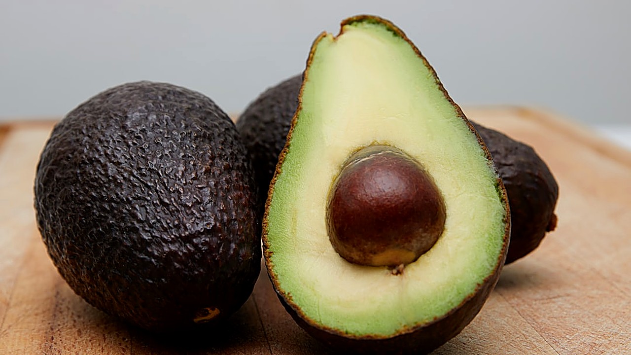 Descubre qué alimentos con fibra son aptos para la dieta keto sin romper la cetosis. Guía práctica con opciones reales…