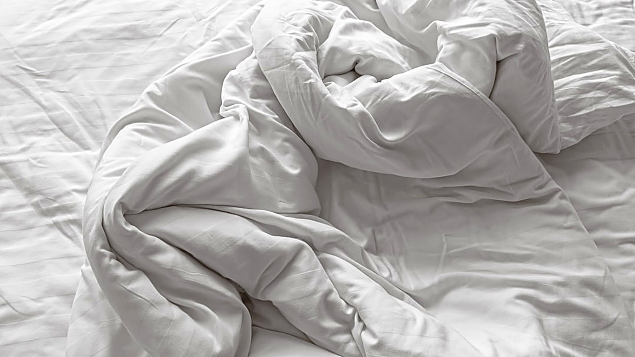 Descubre si el ayuno intermitente 16/8 altera tu sueño y aprende hábitos prácticos para dormir mejor sin romper tu…