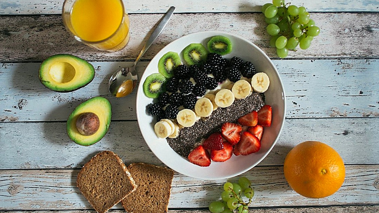 Cómo bajar de peso sin gimnasio y sin dieta estricta: 9 cambios pequeños para comer menos sin pasar hambre, moverte…