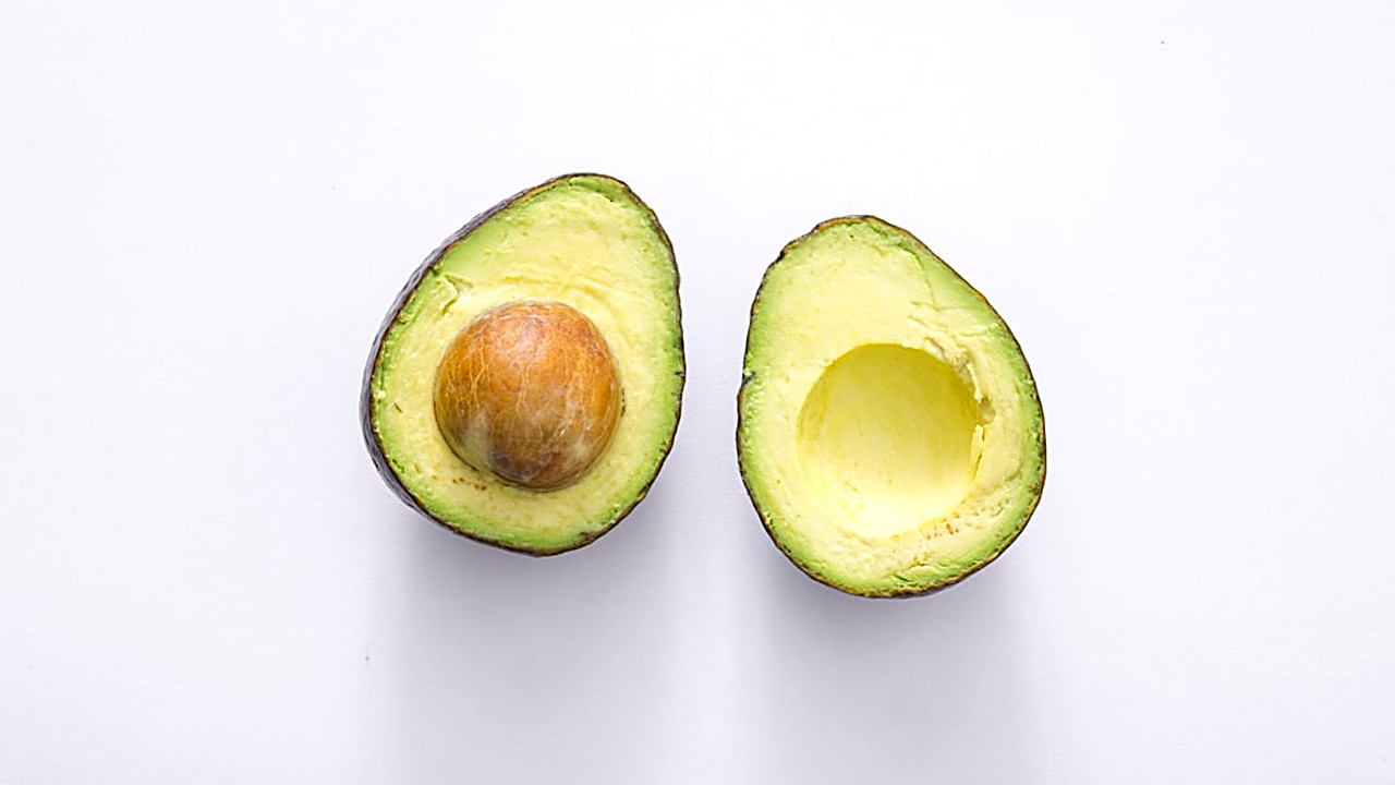 Descubre paso a paso cómo determinar la proporción adecuada de grasas en una dieta cetogénica para principiantes, con…
