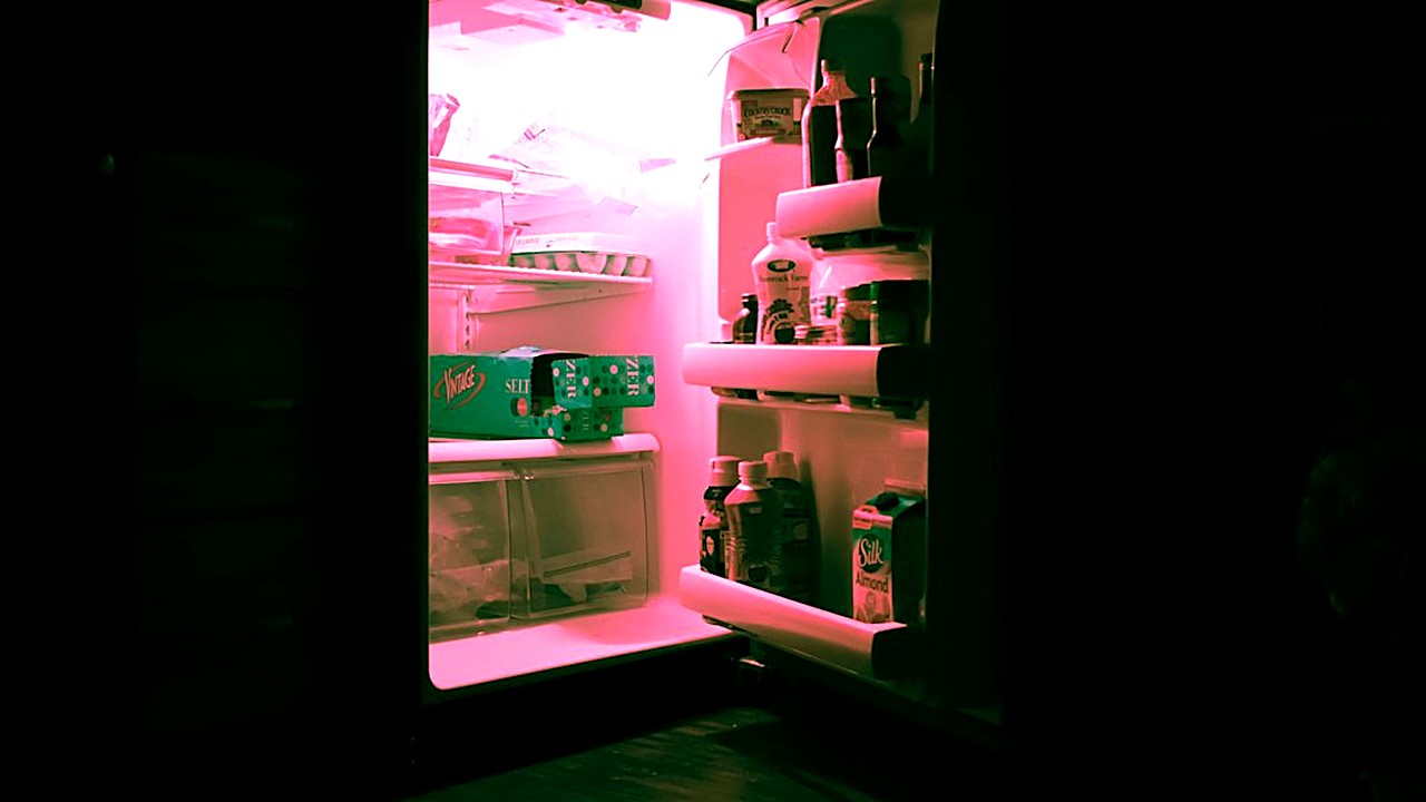 Una zona a la altura de tus ojos, porciones listas y lo tentador al fondo: así ordenas el refrigerador para que comer…