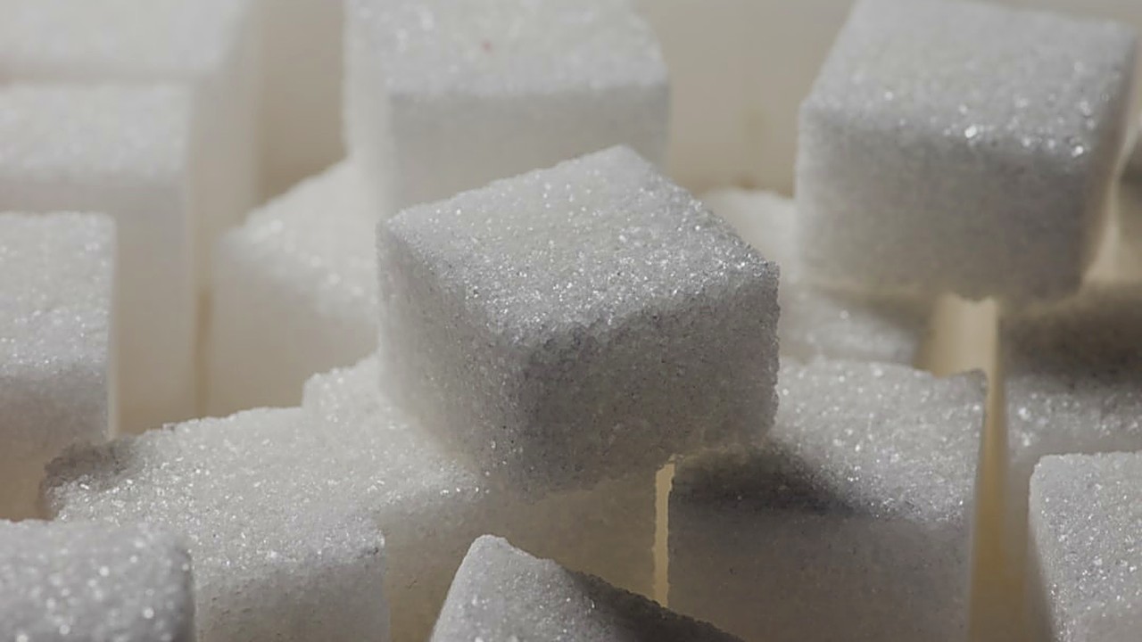 Descubre estrategias prácticas y basadas en evidencia para manejar los antojos de azúcar mientras practicas ayuno…