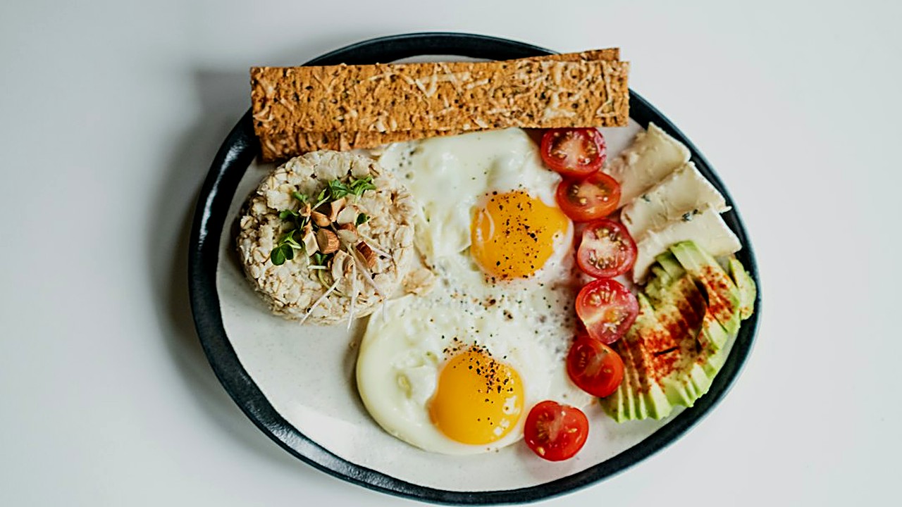 Convierte el pollo, la carne o las verduras que sobraron de la cena en un desayuno keto en 10 minutos. 5 fórmulas…