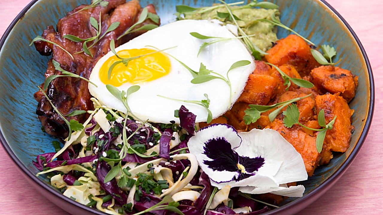 Descubre qué desayunos keto evitan picos de insulina y mantienen la cetosis. Ideas prácticas, errores comunes y guía…
