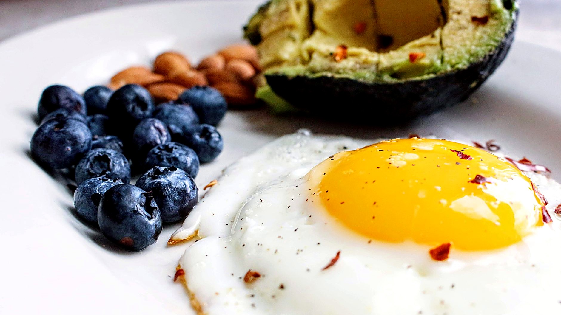 Descubre 5 desayunos keto listos en microondas en menos de 5 minutos. Ingredientes bajos en carbohidratos, pasos…