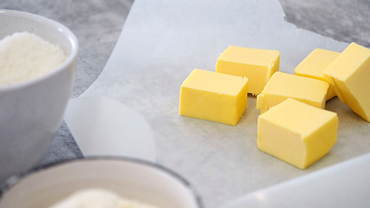 Descubre cómo mezclar mantequilla, aceite de coco y crema para lograr un pan keto casero esponjoso, sabroso y bajo…