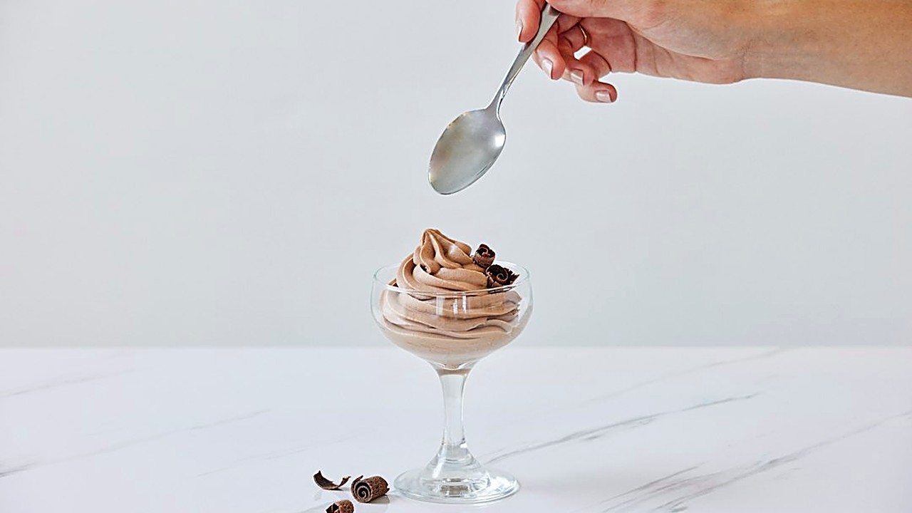 Seis postres keto sin azúcar listos en 5 minutos: brownie en taza, mousse de cacao, crema con fresas y más…