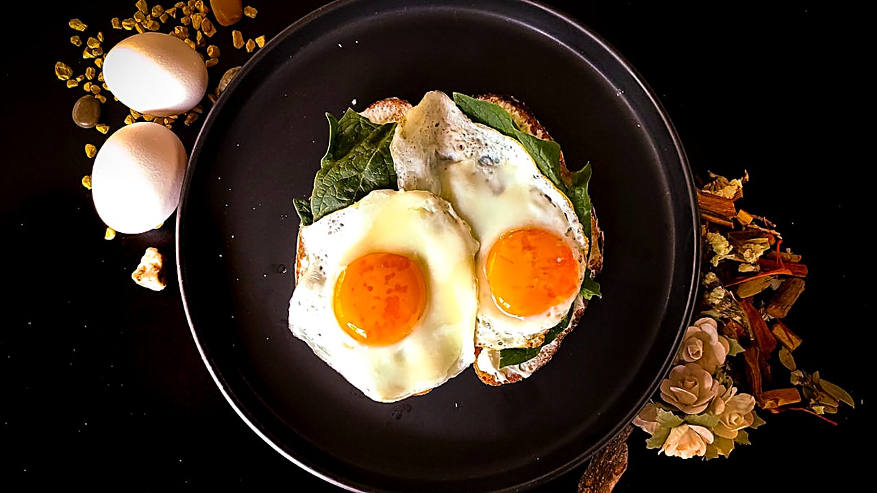 Descubre 5 recetas keto con huevo, fáciles y rápidas para cenar. Ideales para dietas bajas en carbohidratos, con pasos…