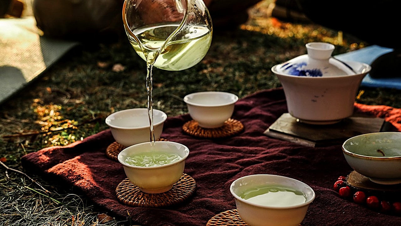 Descubre si el té verde puede ayudar a quemar grasa sin entrenar, con evidencia científica, datos de catequinas…