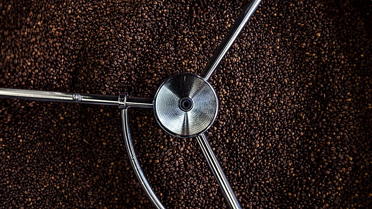 Descubre cómo la cafeína y los compuestos del café pueden activar la termogénesis, aumentar el gasto calórico y ayudar…
