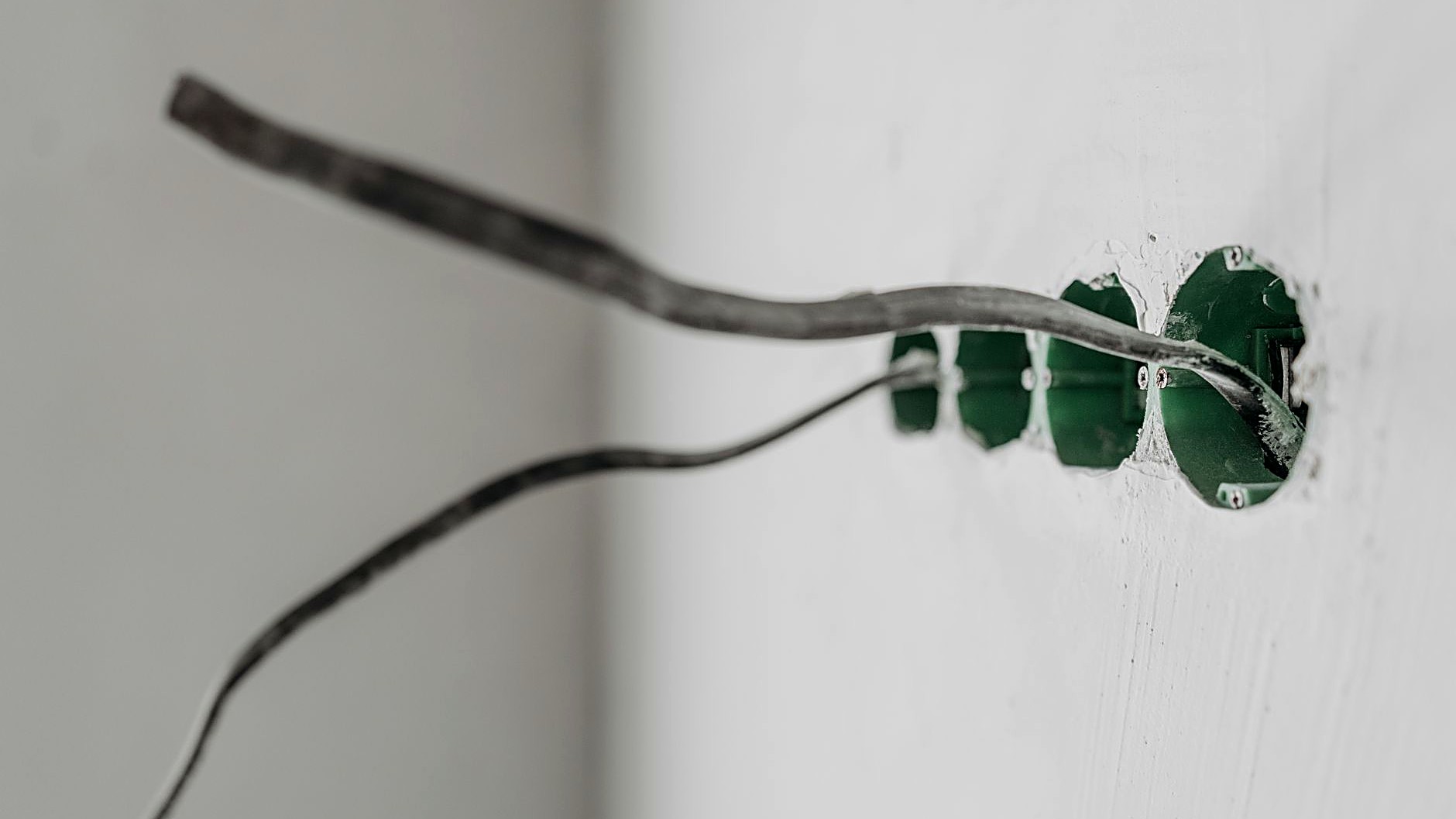 Esconde los cables de la TV, el router o las lámparas sin canaletas de plástico: 7 métodos baratos, cuánto cuestan, qué…