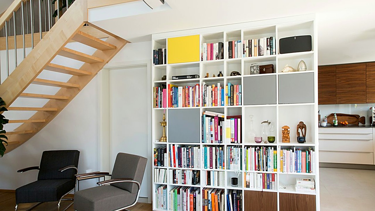 Separa sala, cama y cocina sin levantar paredes: libreros, cortinas, sofá, alfombras y luz. Tabla de costos, errores…