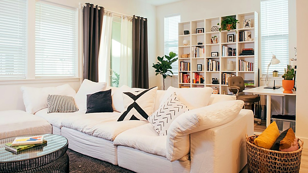 ¿Muchos libros y poco espacio? 9 ideas para guardarlos sin estantería: bajo la cama, en la puerta, como mesa y más, con…