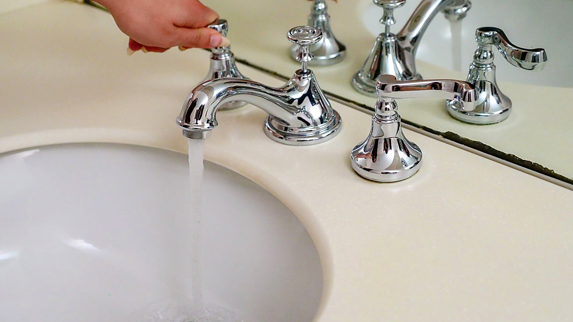 ¿El grifo escupe agua y las tuberías golpean? Saca el aire atrapado paso a paso, en el orden correcto de grifos, y sabe…