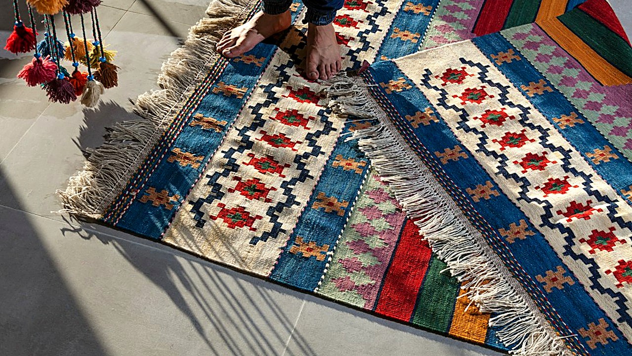 Descubre cómo elegir alfombras que amplían visualmente pisos pequeños. Consejos de medidas, colores y trucos…