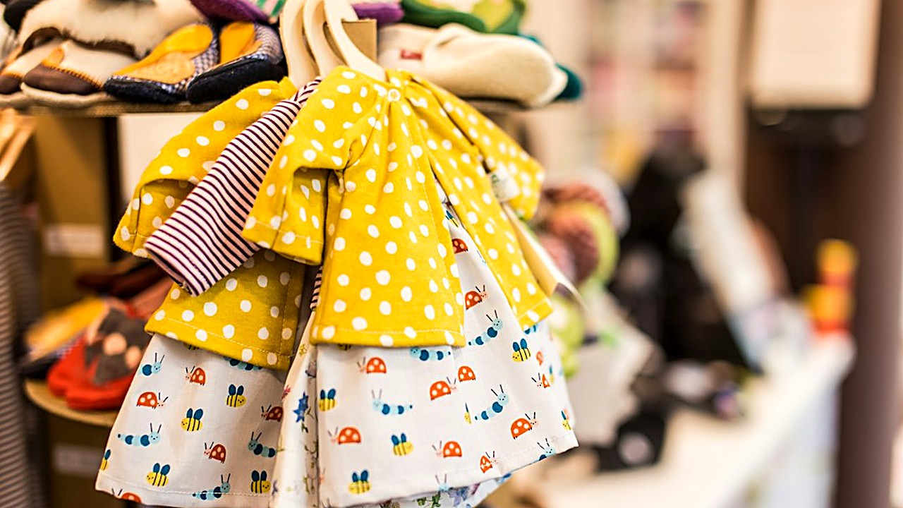 Organiza el armario de tus hijos en una tarde: menos ropa, todo a su altura y etiquetas con dibujos para que ellos…