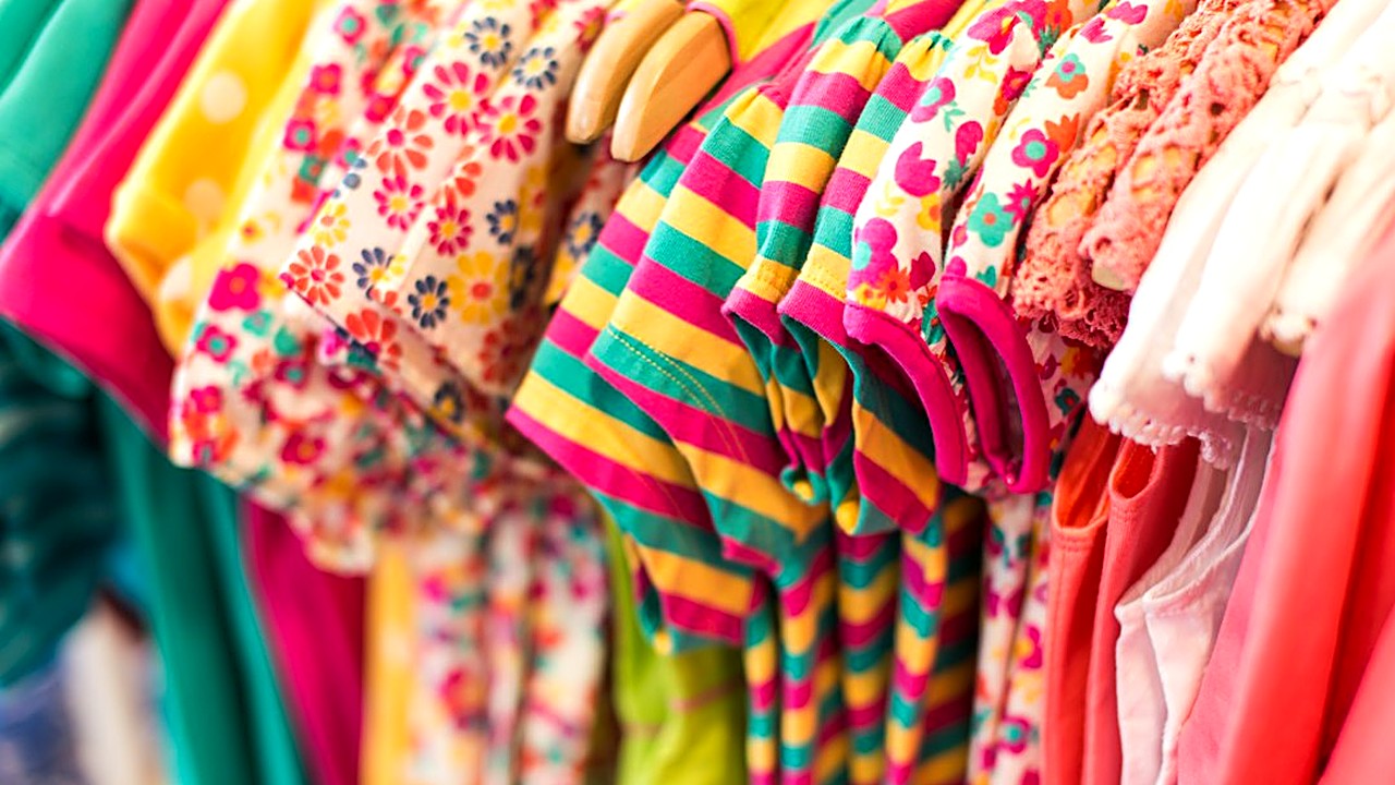 Cómo organizar el armario de los niños a su altura, con cajas abiertas y fotos, cuánta ropa necesitan según la edad…