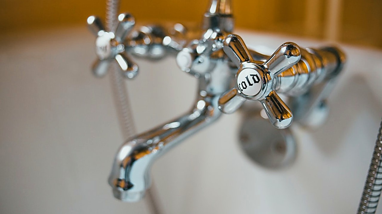 Soluciona problemas de fugas en el baño de manera efectiva