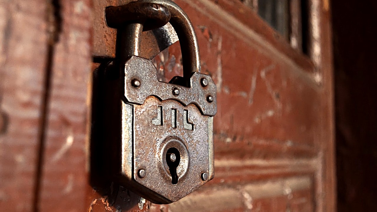 Aprende a cambiar una cerradura de puerta sin necesidad de herramientas profesionales