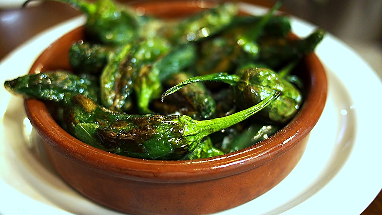 Aprende a rellenar y freír chiles sin que se rompan. Trucos de abuela oaxaqueña para chiles rellenos perfectos cada vez.