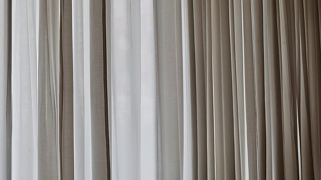 Qué color de cortina elegir según tu pared, qué tela usar y a qué altura colgarla para que un cuarto pequeño se vea más…