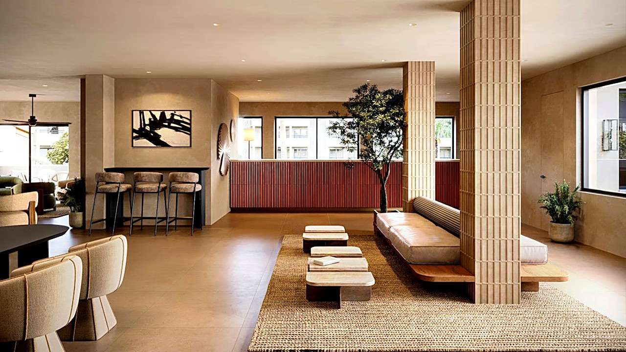Ideas para disimular una columna estructural en un salón pequeño: pintura, espejo, estantería o barra, con costes y lo…