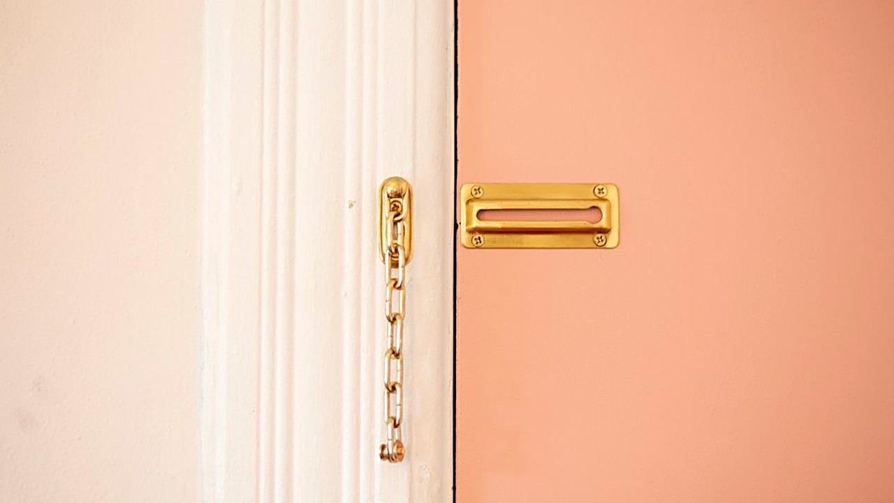 Descubre cómo ajustar bisagras y tope de puerta con herramientas básicas. Soluciones rápidas para reparaciones…