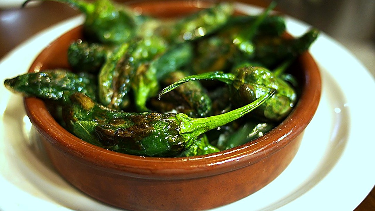 Aprende el método exacto para asar chiles poblanos en la estufa. Evita el humo excesivo y consigue una piel negra…
