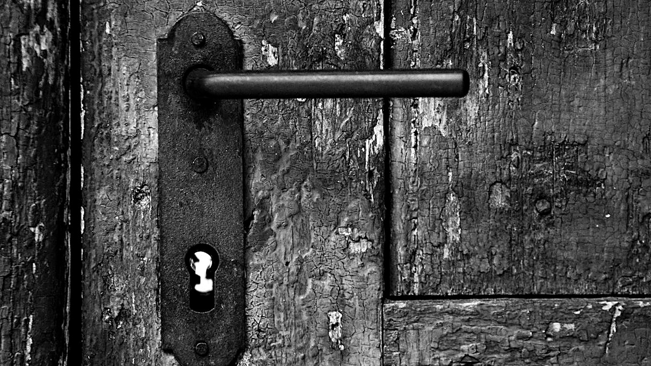 ¿Se rompió la manilla de tu puerta? Sigue esta guía paso a paso con herramientas básicas para arreglarla hoy mismo sin…