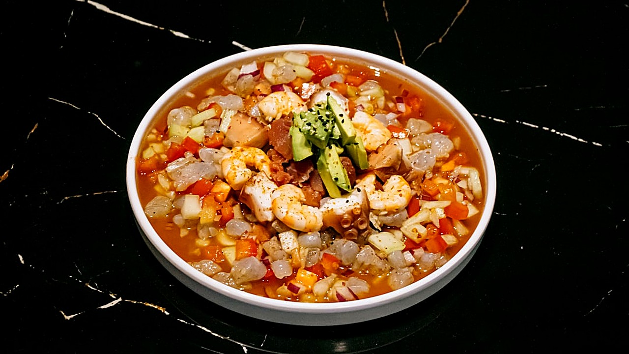 Aprende paso a paso a preparar un pozole verde tradicional sin necesidad de olla de presión. Ingredientes, técnicas…