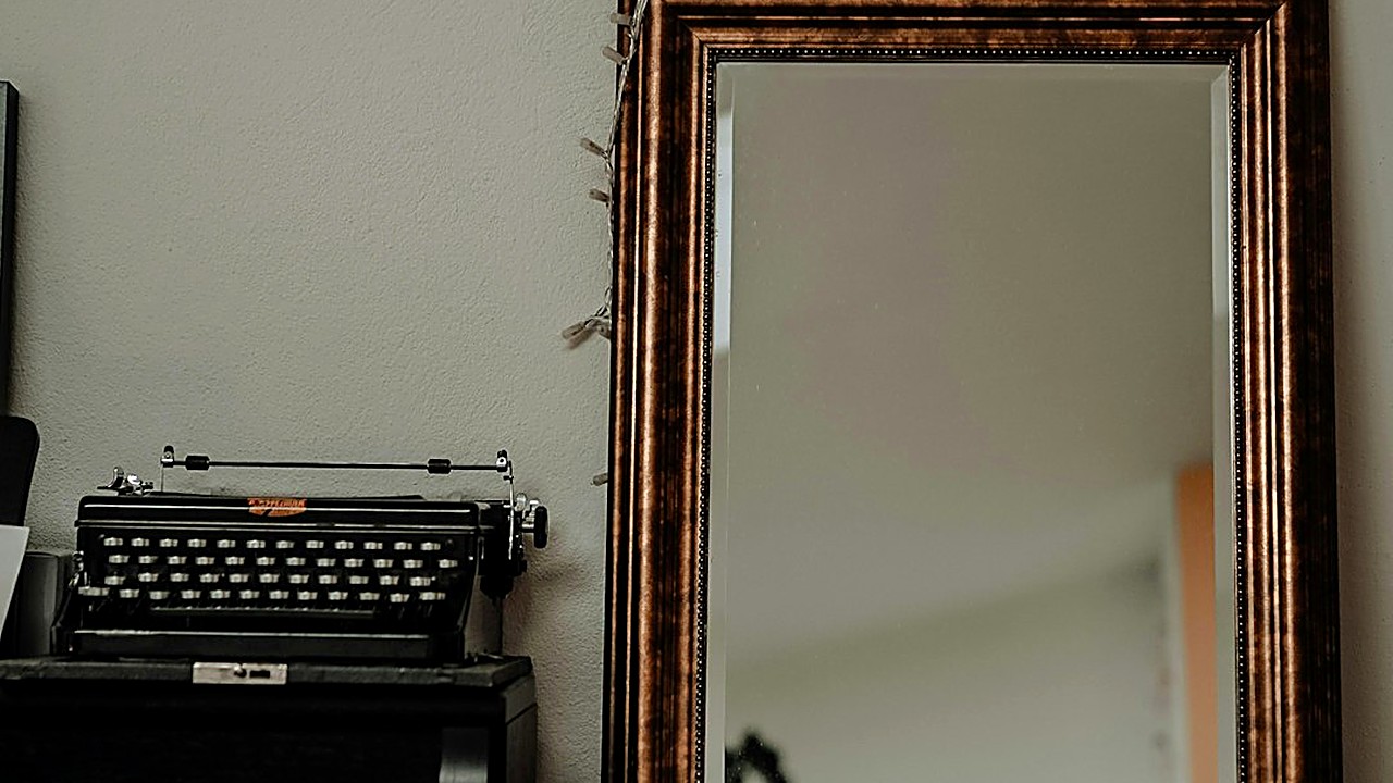 Dónde poner un espejo grande en un piso pequeño, a qué altura y cómo fijarlo según tu pared (pladur o ladrillo)…