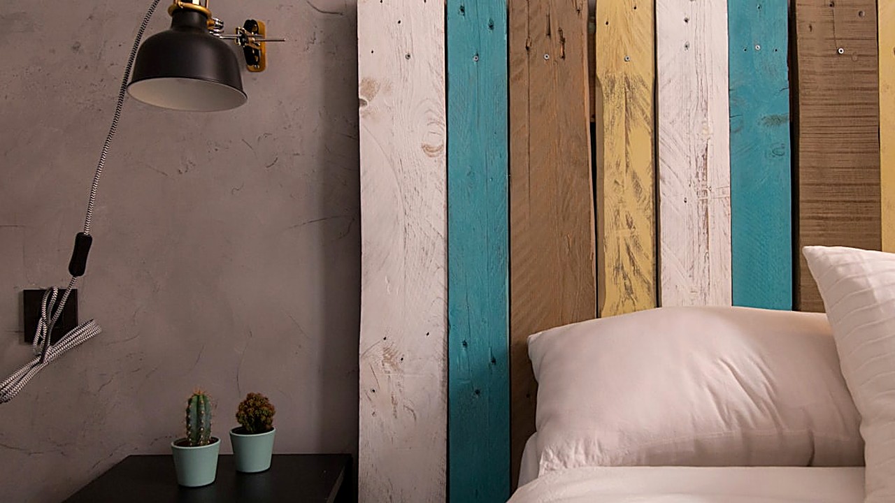 Aprende paso a paso a fabricar una cabecera de cama usando materiales reciclados. Guía práctica, económica y con ideas…