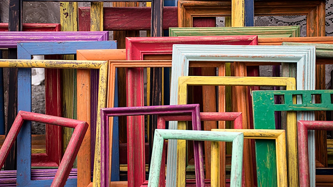 Descubre paso a paso cómo montar una galería de arte en tu pared sin gastar mucho, usando ideas creativas y materiales…