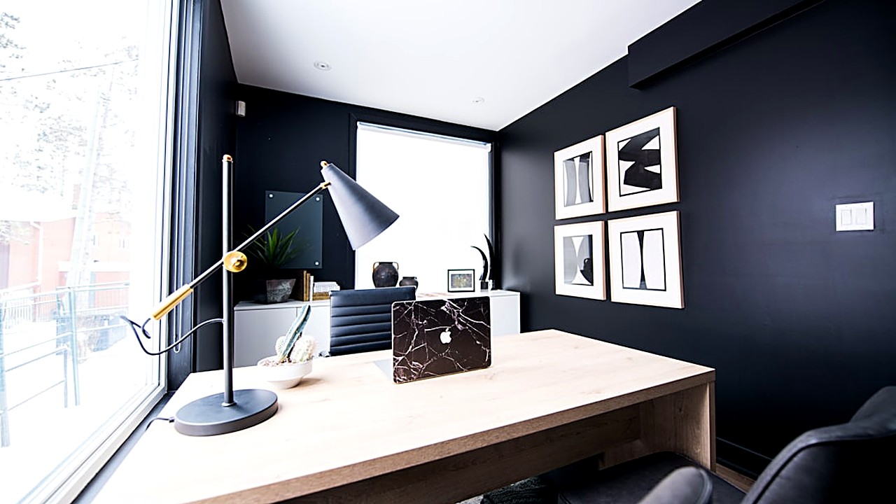Aprende a montar una zona de trabajo en casa con bajo presupuesto usando muebles reutilizados, iluminación adecuada…