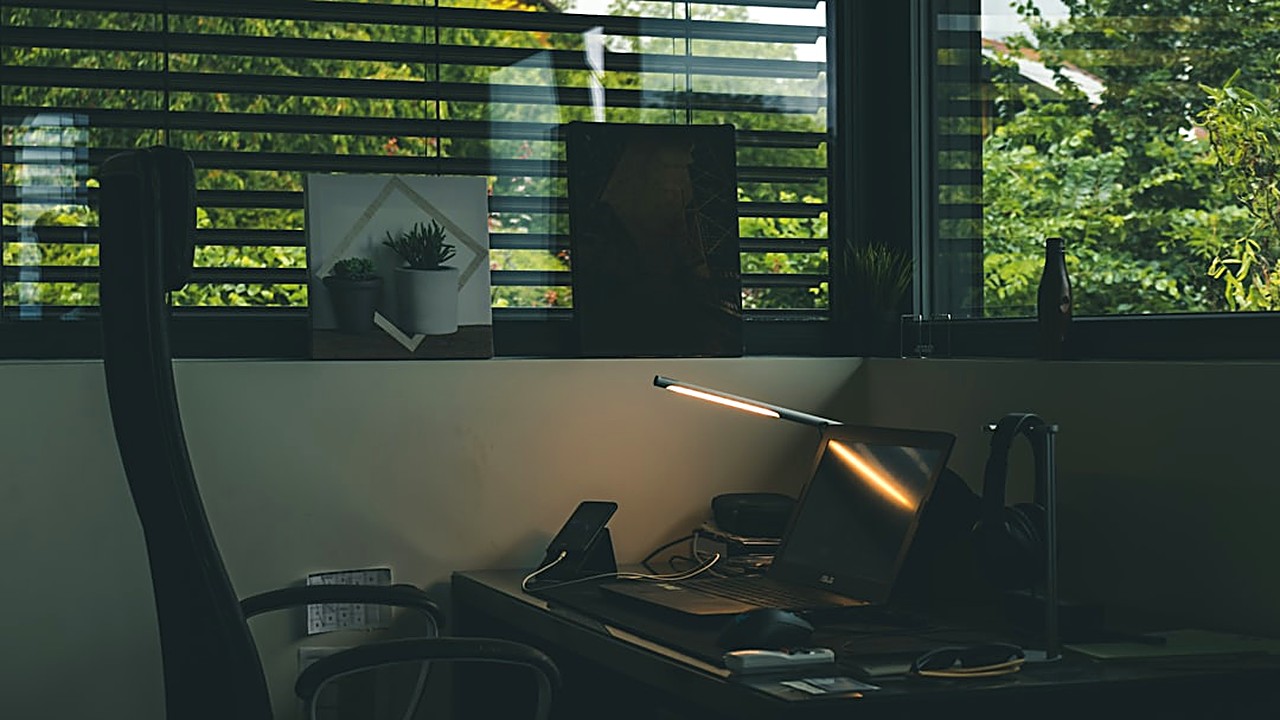 Descubre ideas prácticas para aprovechar la luz natural y decorar un estudio pequeño sin gastar mucho. Tips de colores…