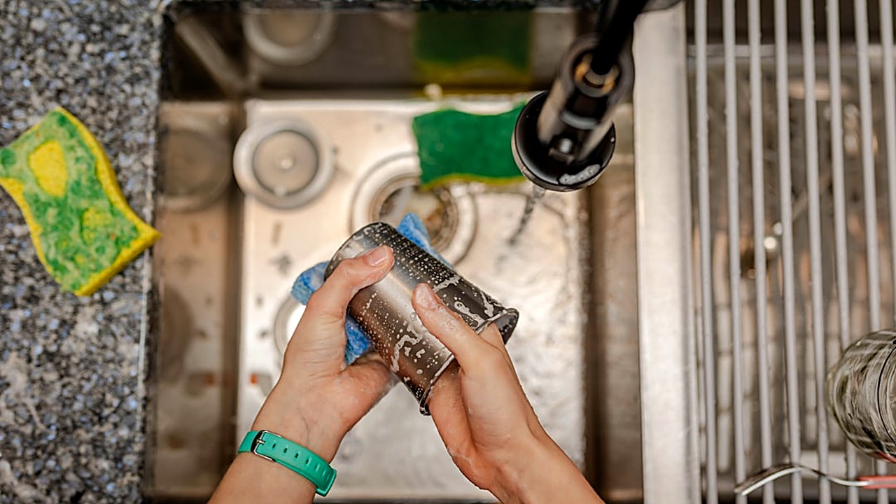 Aprende paso a paso a liberar un desagüe de cocina atascado usando vinagre, bicarbonato, sal y agua caliente…