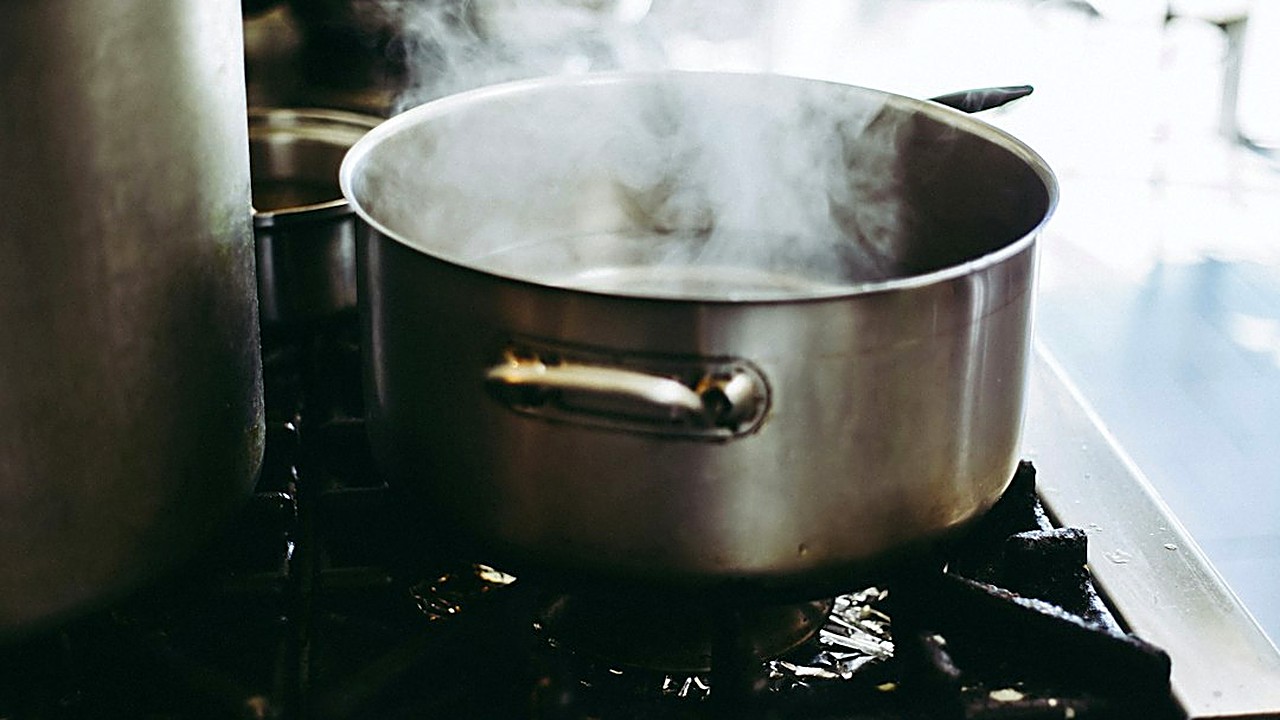 Seis métodos para quitar el exceso de grasa al caldo de res, pozole o consomé, del más efectivo al más rápido,…