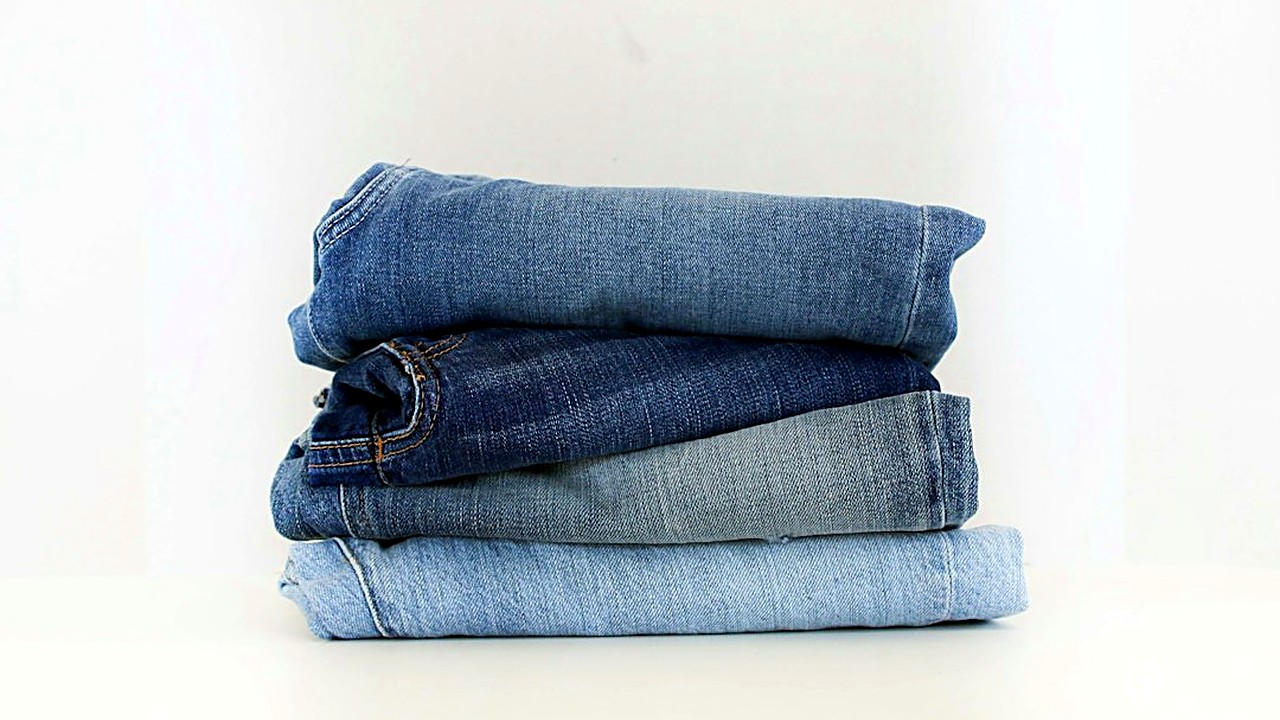 Dobla tus jeans en tercios, guárdalos de pie y evita marcas raras en las rodillas. Paso a paso del doblado KonMari…