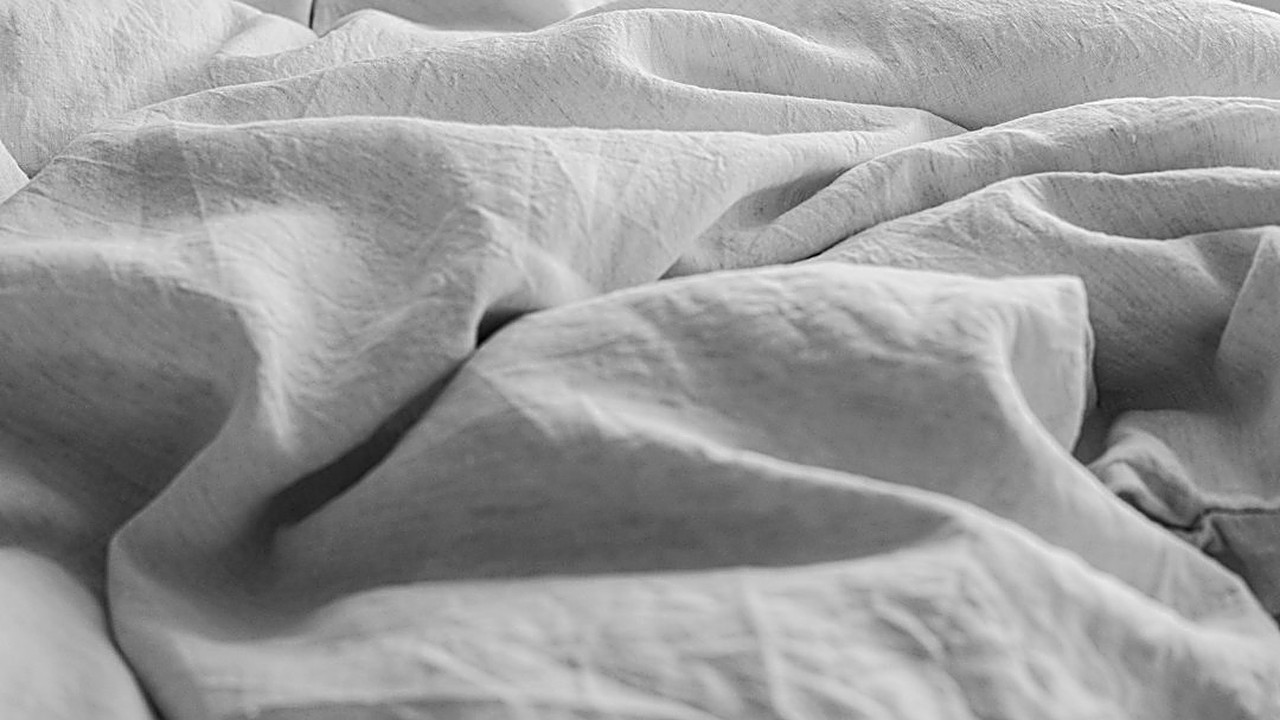 Dobla la sábana de cajón en 10 pasos con el método KonMari, guárdala de pie y evita las arrugas que salen por doblarla…