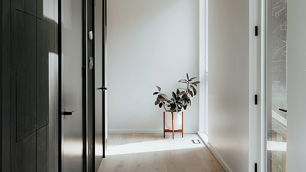 Descubre la guía práctica para seleccionar tonos de pintura que hacen que cualquier habitación pequeña parezca más…