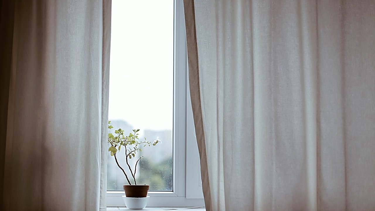 Descubre los criterios esenciales para seleccionar cortinas baratas que hagan sentir más grande tu espacio. Guía…