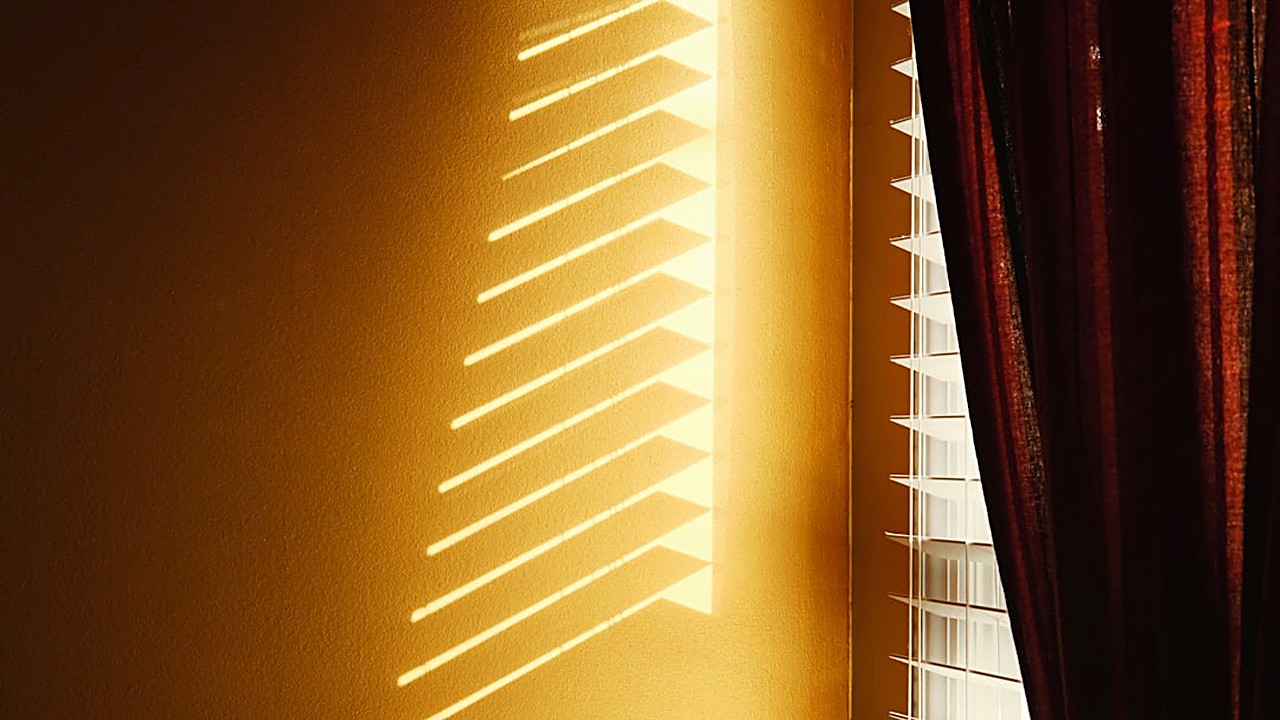 Descubre los mejores trucos para seleccionar cortinas en pisos reducidos. Aprende a combinar telas, colores y medidas…