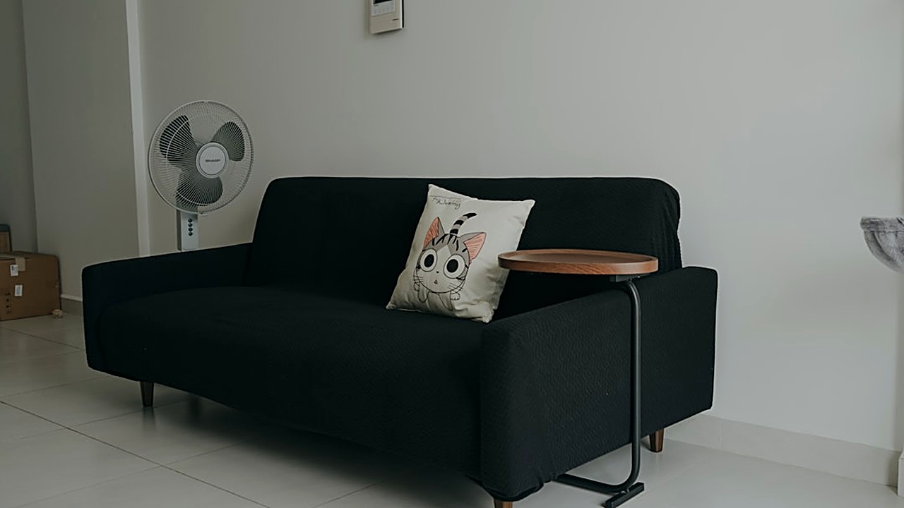 Descubre cómo seleccionar muebles versátiles que ahorren espacio y dinero en pisos reducidos. Guía práctica con…