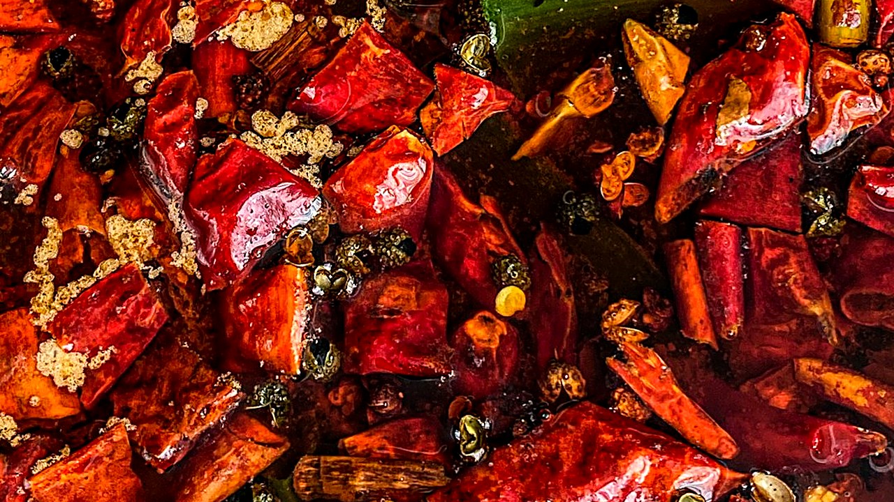 Fríe guajillo, ancho, pasilla o chile de árbol sin que amarguen: segundos exactos por lado, señales de punto y qué…