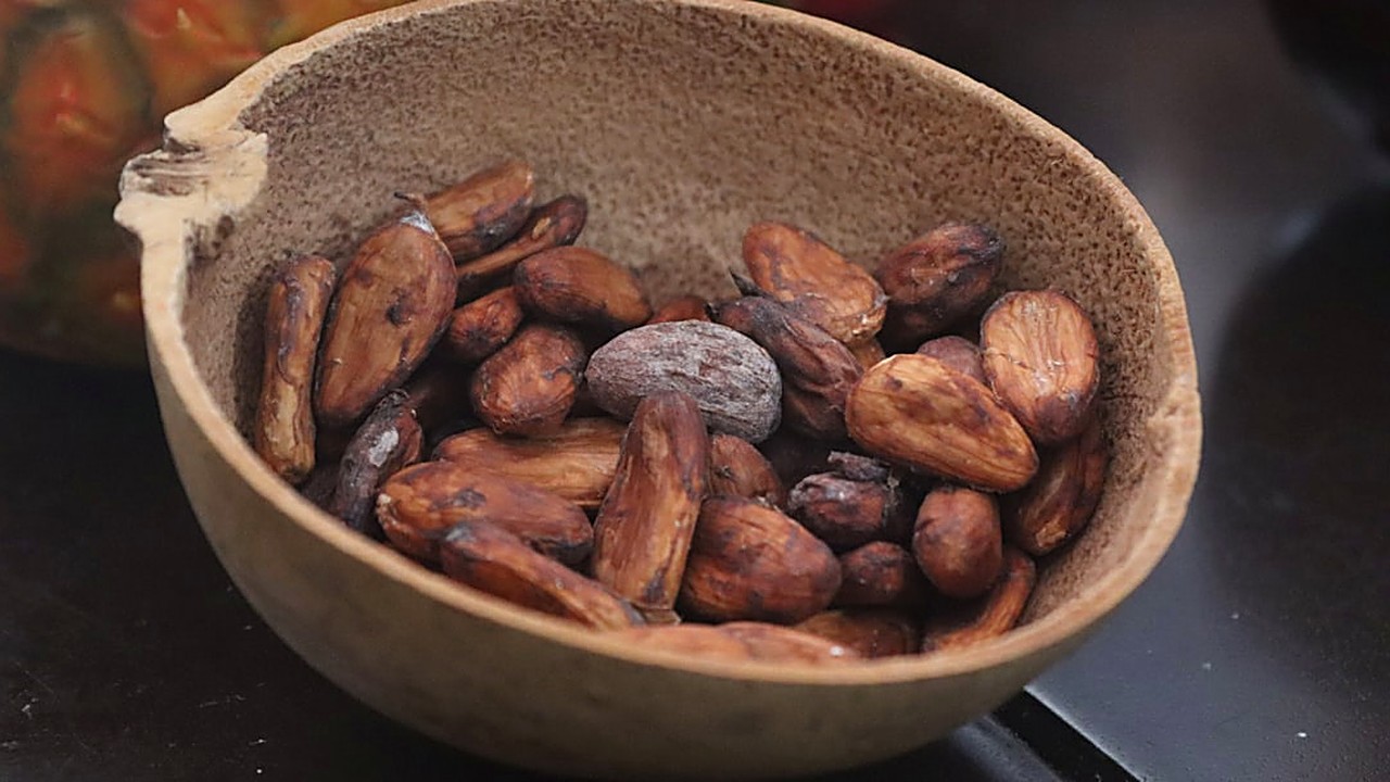 Aprende a preparar atole de chocolate auténtico y suave. Trucos para evitar grumos, proporciones exactas y consejos…