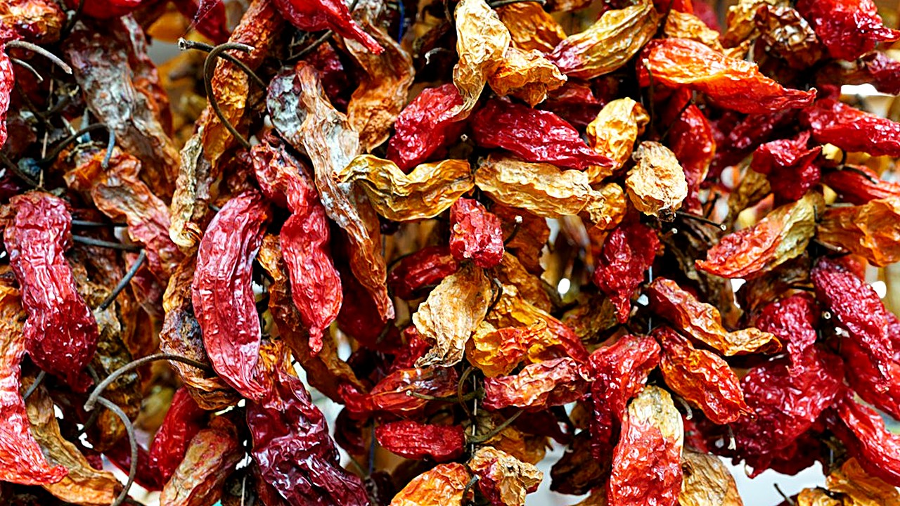 Tuesta, remoja fuera del fuego y guarda el agua: el método para hidratar chiles secos rápido, con tabla de tiempos…