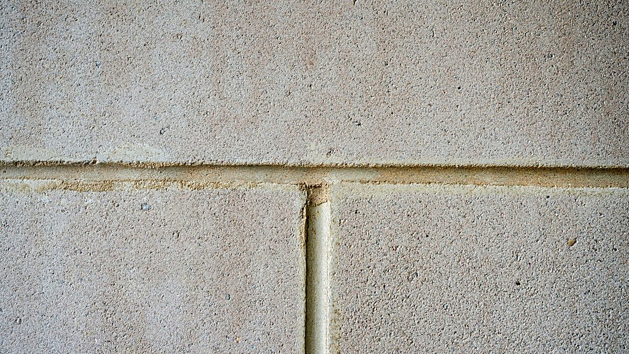 Recupera el color de las juntas de tus azulejos con bicarbonato, agua oxigenada o vapor. Pasos claros, proporciones…